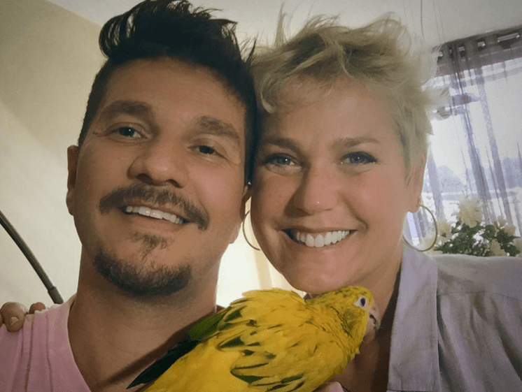 De forma inesperada, Xuxa invade casa de fã por quase uma hora e paga seu almoço