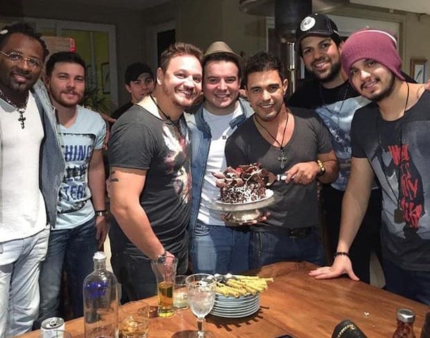 Namorada de Zezé Di Camargo não esteve na festa do sertanejo