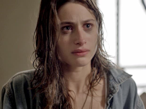 “Babilônia” – Aderbal e Consuelo drogam Laís, que entra em coma