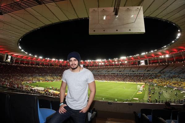 Em clássico carioca, Luan Santana conhece o Maracanã pela primeira vez
