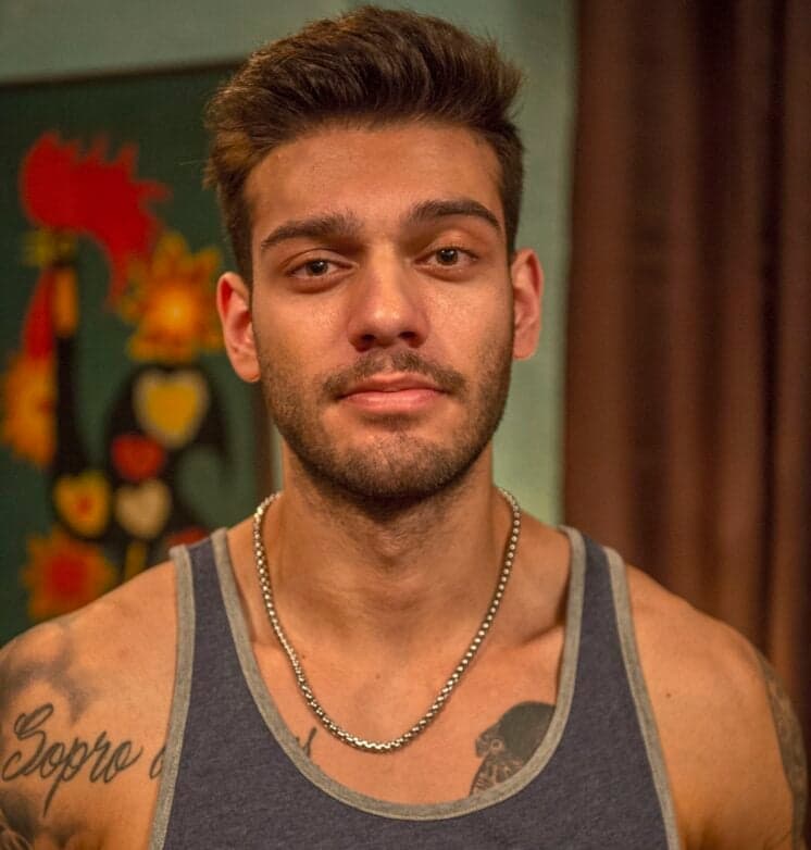 Para manter boa forma, Lucas Lucco revela que come frango congelado