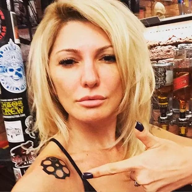 Em rede social, Antônia Fontenelle exibe sua nova tatuagem: "Roleta Russa"