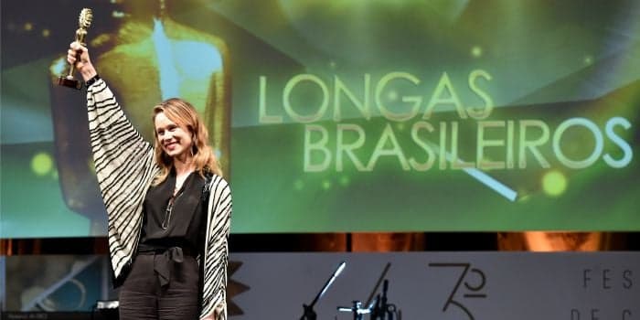 Mariana Ximenes recebe prêmio no Festival de Gramado