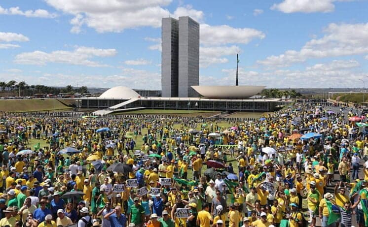 Emissoras fazem cobertura moderada sobre manifestações antigoverno