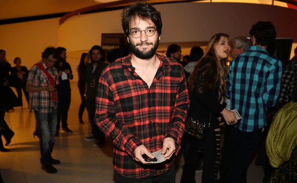 Em novo trabalho, Humberto Carrão vive romance e protagoniza cenas quentes de sexo com cantor