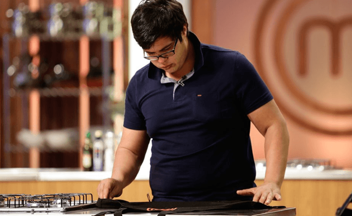 Em despedida emocionada, Lucas dá adeus ao "Masterchef Brasil" após errar ponto da linguiça