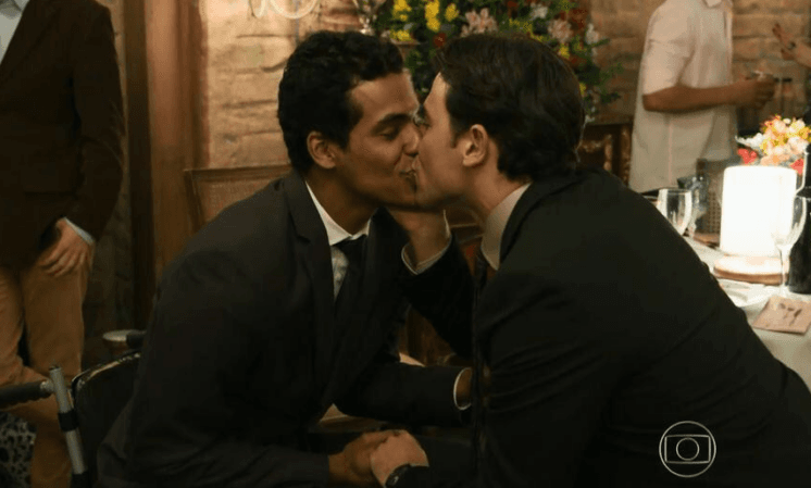 Duramente criticada, beijos gays tomam conta do final da novela "Babilônia"