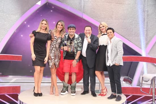 Evandro Santo revela: “Posava nu para as pessoas me desenharem”
