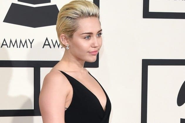 "Meu primeiro relacionamento foi com uma garota", revela Miley Cyrus