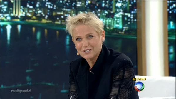 Xuxa se irrita com erros em seu programa na Record