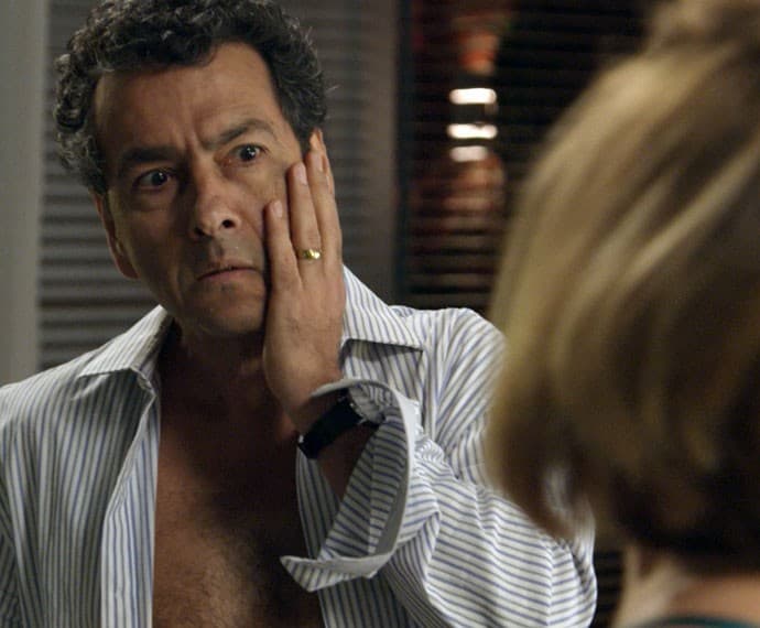 "Babilônia": Inês faz barraco após flagrar Aderbal com outra