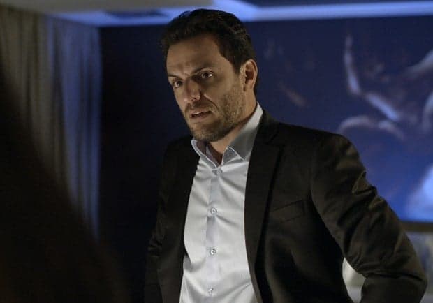 "Verdades Secretas": Alex demite funcionários e faz Carolina virar dona de casa