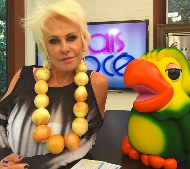 Ana Maria Braga aparece com colar de cebola em forma de protesto