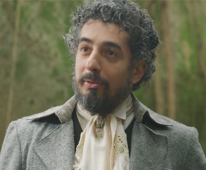"Além do Tempo": Ariel encontra homem misterioso; confira o resumo do capítulo desta quinta-feira (13)O desconhecido trata Ariel como seu amigo (Foto: TV Globo)