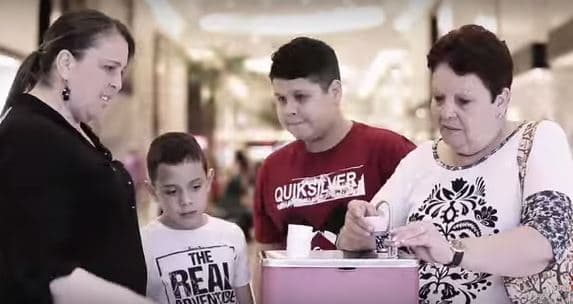 Vídeo da Hora: SBT cria bebedouro de chocolate para promover reality show