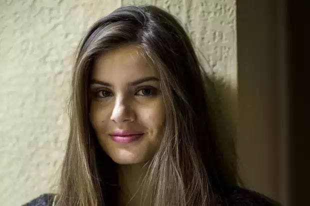 "Limpo minha casa, passo e lavo roupa e faço comida", diz Camila Queiroz
