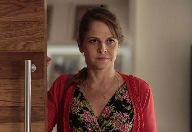 Verdades Secretas: Carolina quase flagra Angel e Alex em noite quente