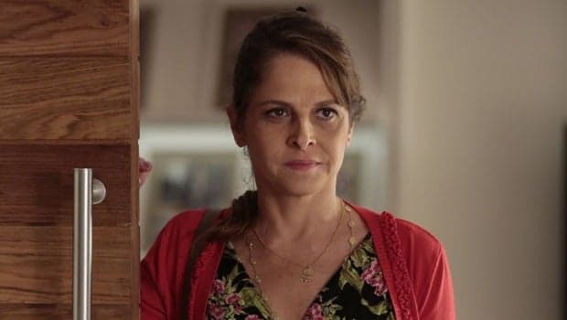 "Verdades Secretas": Carolina flagra Alex no quarto de Angel