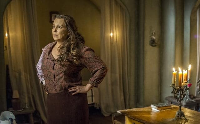 "Além do Tempo": Emília recebe sinais de Bernardo e acredita que ele está vivo
