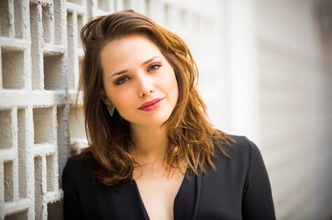 "Ela é chata, grudenta", brinca Letícia Colin sobre sua personagem em "A Regra do Jogo"
