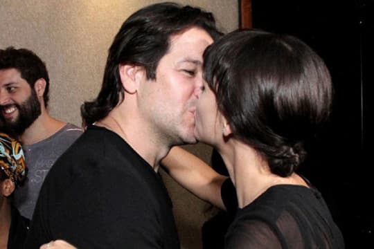 Murilo Benício e Débora Falabella trocam beijos em teatro no Rio