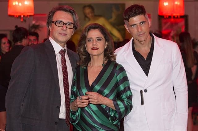 "Verdades Secretas": Fanny tenta se aproximar de empresário e sofre deboche