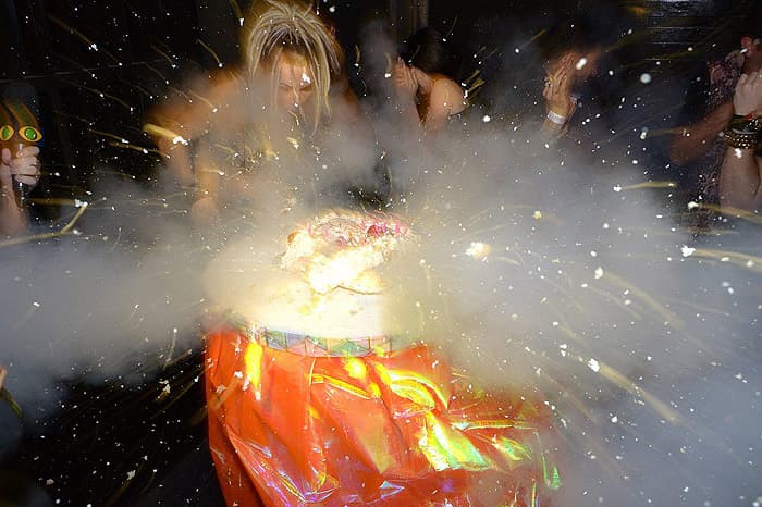 Bolo explode na cara de panicat em pegadinha do "Pânico"; confira!