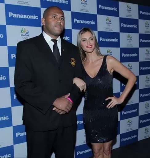Acusada de racismo, Fernanda Lima posa com segurança em festa