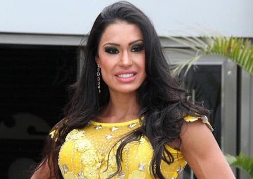 Gracyanne Barbosa aparece com micro calcinha e chama atenção na internet