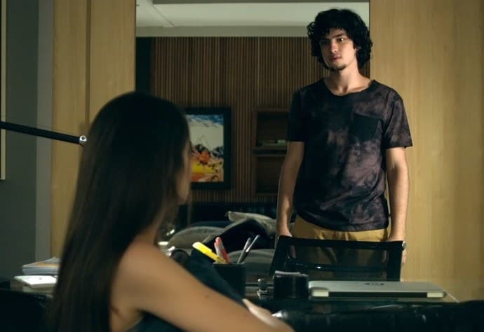 "Verdades Secretas": Ciumento, Gui ameaça bater em Alex
