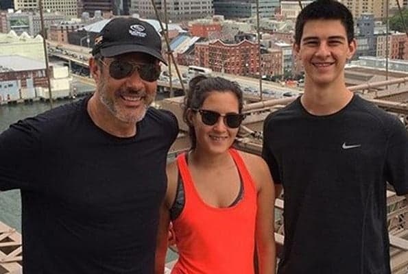 De barba, William Bonner curte as férias com a família em Nova York