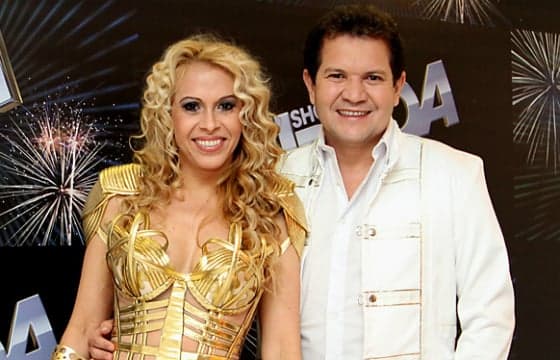 Em show, Joelma aponta para Chimbinha e canta: "A lua me traiu..."