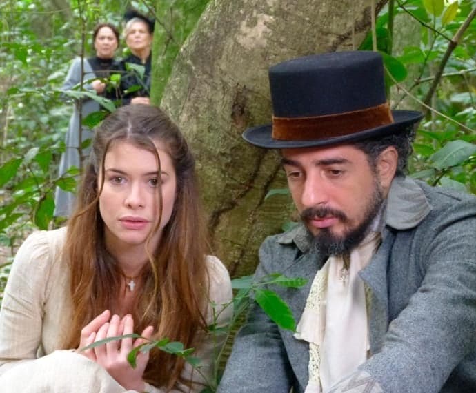 "Além do Tempo" : Lívia é surpreendida por Vitória no meio da mata; confira o resumo do capítulo desta sexta-feira (14)
