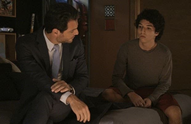 "Verdades Secretas": Filho de Alex se envolve com drogas e transa com homem