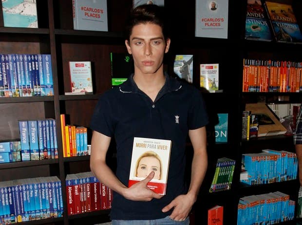Em lançamento da biografia de Andressa Urach, surge novo Ken Humano