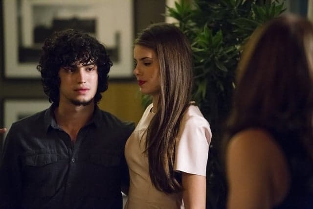 "Verdades Secretas": Angel organiza jantar de noivado, mas esconde de Alex