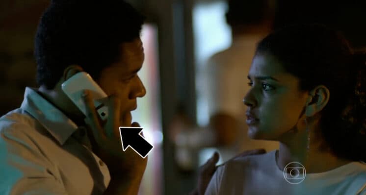 Ator usa celular de cabeça para baixo em "Babilônia"