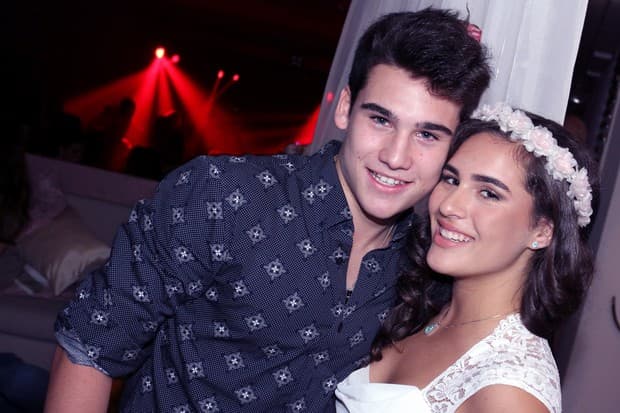 Lívian Aragão admite desconforto com cenas de beijo do namorado em "Malhação"