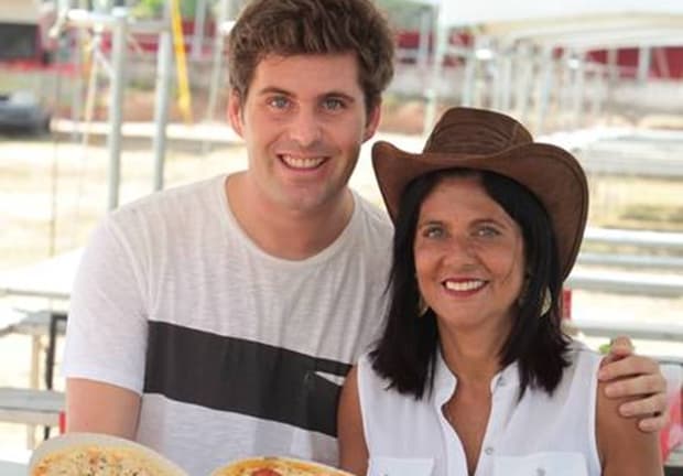 Mãe e irmão de Bruno Gagliasso vendem pizzas em evento no Rio de Janeiro