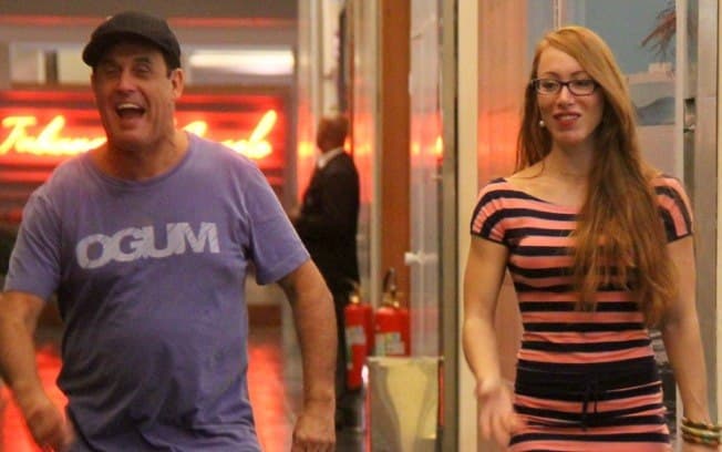Ex-BBB Aline Dahlen assume romance com Sergio Mallandro
