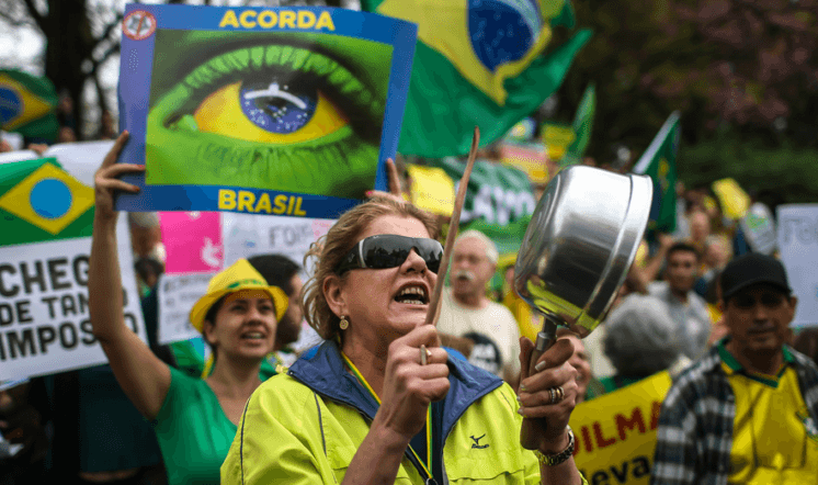 Equipe da TV Globo sofre ameaças de agressão e é escoltada pela polícia durante protestos