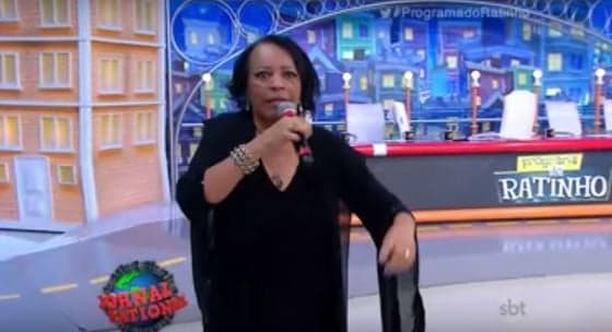 Vídeo da Hora: Ratinho e platéia vão embora e deixam convidada cantando sozinha
