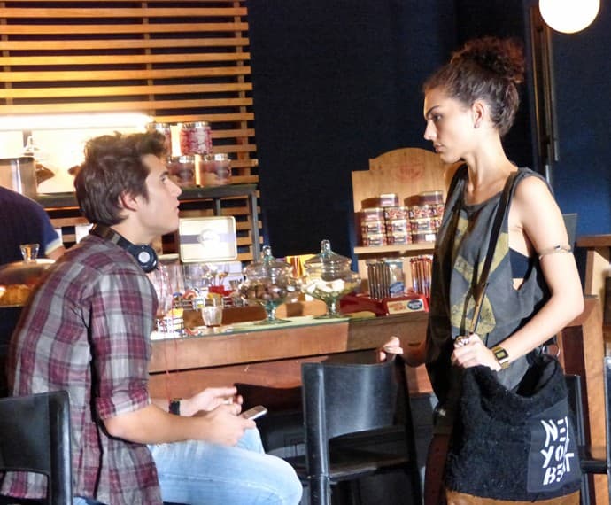 "Malhação": Ciça dá em cima de Rodrigo