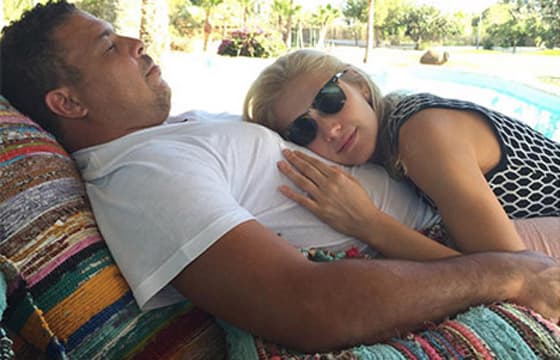 Ronaldo é zoado por foto de namorada dormindo em sua barriga