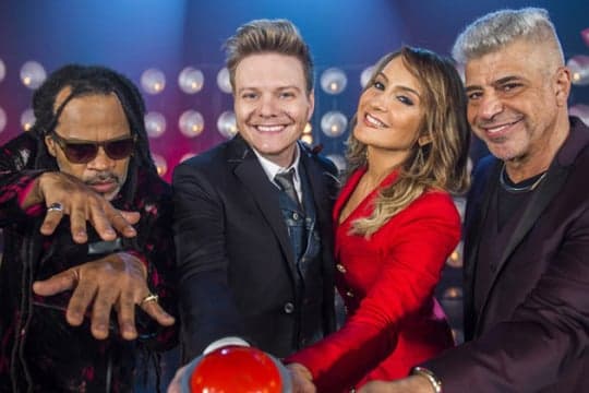 Michel Teló se reúne com jurados do "The Voice" pela primeira vez