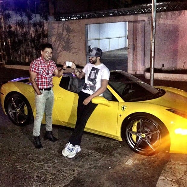 Zezé Di Camargo tira onda com carro de Gusttavo Lima e é criticado