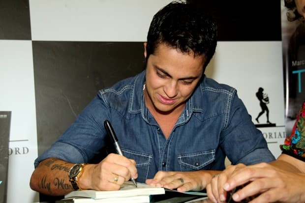 Thammy Miranda lança biografia na Bienal do Livro, no Rio de Janeiro