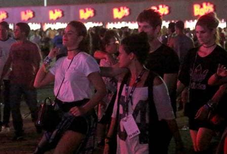 Bruna Marquezine e Maurício Destri trocam beijos no Rock in Rio e saem juntos