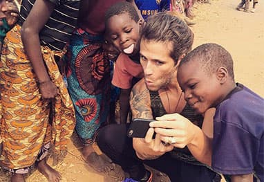 Na África, Bruno Gagliasso se diverte em selfie com crianças