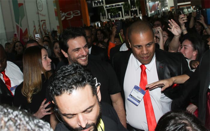Rodrigo Lombardi causa tumulto em evento de beleza
